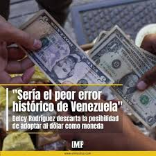 federicoalves's tweet photo. NOTA URGENTE. Como economista les digo: toda baja del dólar es ilusoria, porque ahora estamos peor que antes. El que tenga dólares en efectivo, que no los venda. Los dólares de @realDonaldTrump NO SON EN CASH, para aquí no vienen, se quedan en el exterior, en cuentas SWIFT de empresas venezolanas que logren comprarle a los bancos. Pero al cesar el narco, oro y petróleo ilegales, cesó la oferta de dólares en efectivo al país, así que si usted necesita dólares cash, los va a conseguir ni a X000+ Bs, porque NO HAY OFERTA. Este país obtenía dólares cash del comercio ilegal, y eso, los americanos lo cerraron, así que el dólar en efectivo es un bien escaso con altísima demanda. El @BCV_ORG_VZLA  carece de dólares en efectivo para financiar el comercio interno. La crisis es ahora, después de asumir la presidencia @delcyrodriguezv, mucho más difícil de manejar.  Reconozco que el gobierno hace lo que puede para estabilizar la economía, pero ES INÚTIL, porque el comercio interno está dolarizado, y no se consiguen los dólares. La única salida es la unión económica total con EEUU, cambiar el Bs. por el dólar, y eso no lo va a hacer @delcyrodriguezv porque ni ella ni el sistema chavista revolucionario, aún en el poder, lo aceptan. Este cambio sólo lo puede hacer un gobierno legítimo y democrático. Como no hay transición a la vista, la conclusión es: "sálvese quien pueda".