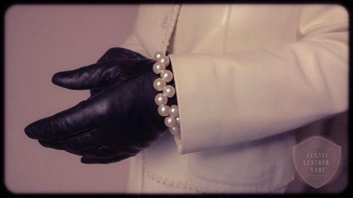 ClassyLeatherMo's tweet photo. Some pieces follow you through years
like a rhythm you never unlearn.
The skirt moves differently now —
not lighter, but freer.
That’s what time does when you own it.
#VintageMovement #LeatherElegance #TimelessRhythm #ModeÜber40 #ReifeStärke #GraceThroughYears https://t.co/qLhSNP9tvx