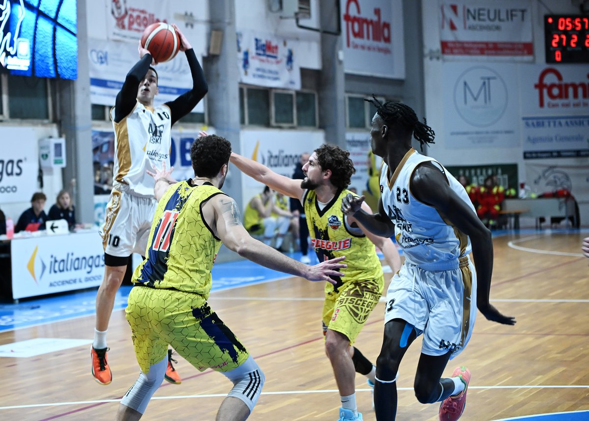 SCOUTING REPORT ~ Il punto sui risultati dei confronti senior nel weekend ~

Cinque referti rosa nell’ultimo fine settimana per i team senior regionali. Disappunto solo per Air Termoli e New Fortitudo Isernia
(foto Mauro Grassi e Luigi Lanzone)

#FipMolise #Italbasket #campionati