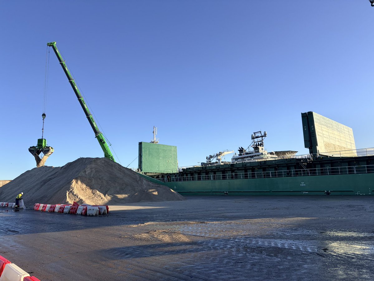 ARL_AWPR's tweet photo. Over last few days we have been restocking with salt…. Brought in to Aberdeen South harbour and delivered to our depot…

Another delivery due over next few days.. https://t.co/iODCDH8WJ5
