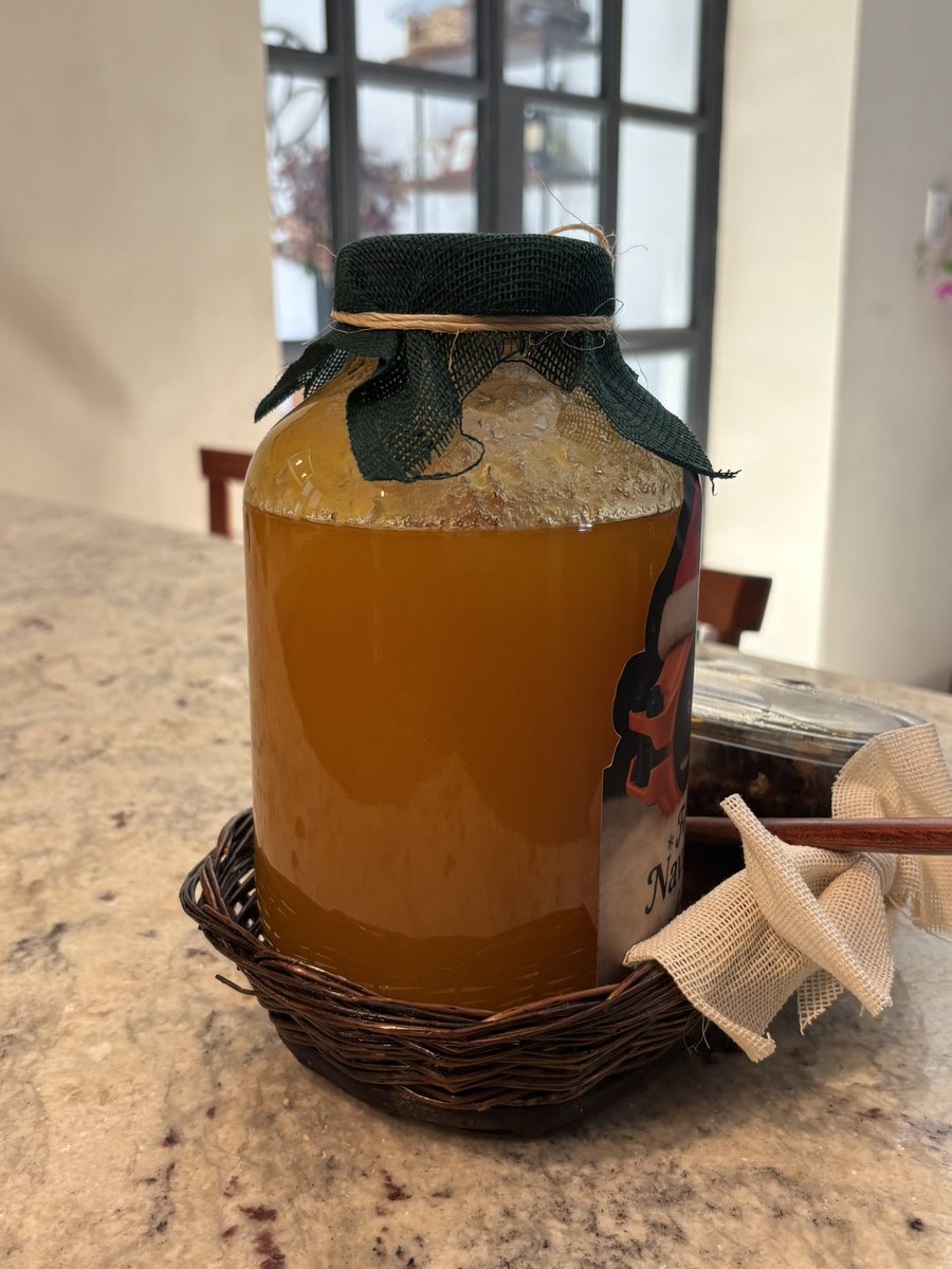 KarlaMaEstrella's tweet photo. Nos regalaron este frasco de miel como para alimentar a Winnie Pooh y no se que hacer con ella aparte de ponerle al yoghurt y al aderezo de mostaza, me va a durar toda la vida. Me van a tener que enterrar con ella como a los faraones. https://t.co/tgEMfQk0xi