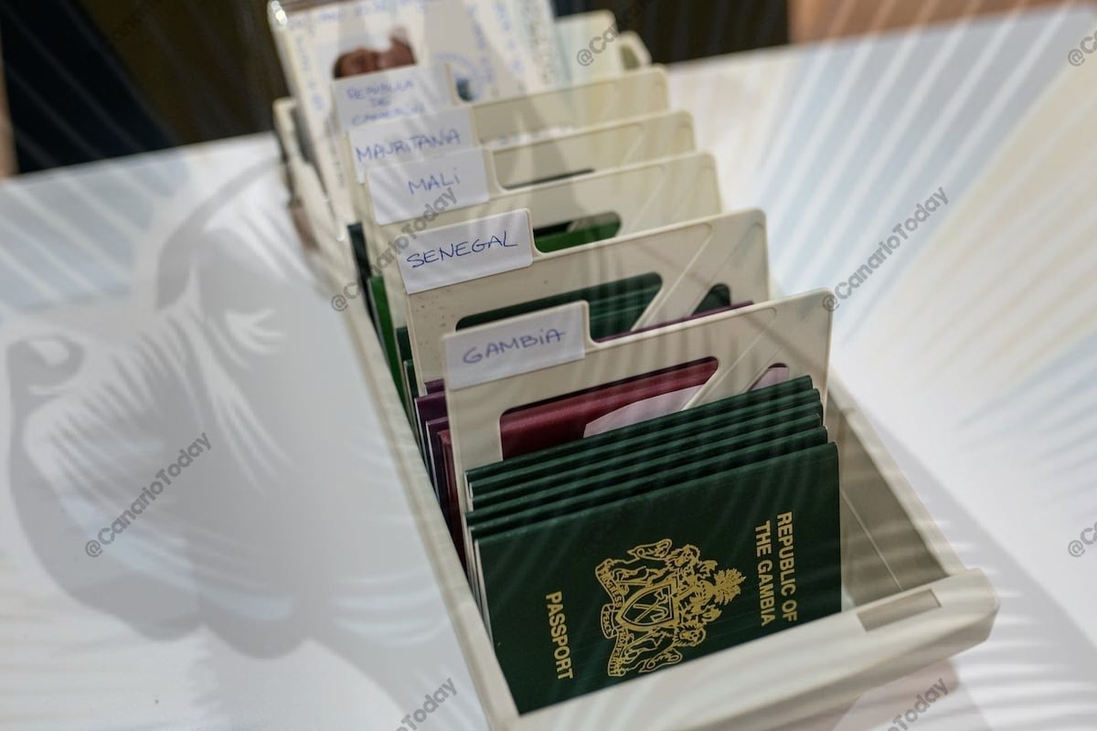 CanarioToday's tweet image. 🛑 El PSOE bloquea la repatriación de MENAs alegando el "interés superior del menor", afirmando que el retorno no es seguro o que no están identificados.

La realidad es que muchos sí lo están (📷 pasaportes de MENAs en un centro de Tenerife) y que existe cooperación…