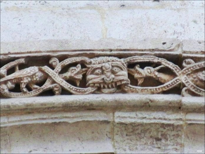 La porta romànica Catedral València, coneguda també com porta de l’Almoina, és una veritable joia artística i arquitectònica. Són moltes les curiositats que podem trobar en ella, com ara la cara del dimoni.
Si voleu saber-ne el perquè, podeu llegir-ho ací: actualidadvalencia.com/passejantvalen…