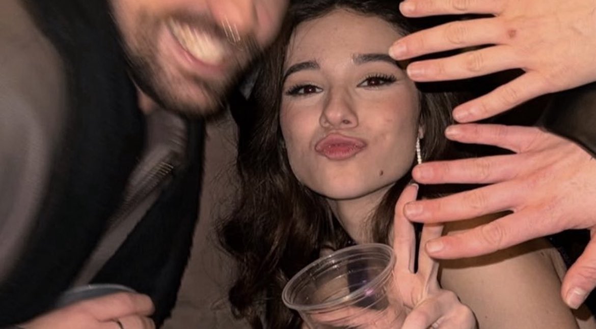 arenism0's tweet image. 🍂 ; au crisvia — “𝒍𝒂𝒄𝒚”

donde c lo acaba de dejar con su pareja después de una relación bastante larga y ahora quiere disfrutar de la vida

o donde o lleva algo más de un año perdidamente enamorada de una de sus mejores amigas en secreto e inevitablemente termina explotando