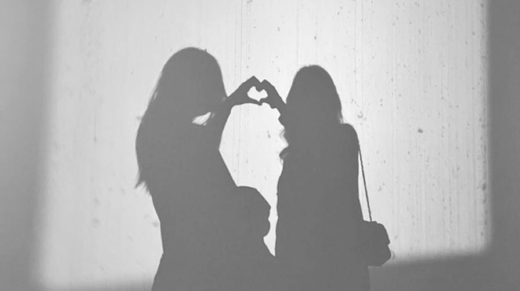 arenism0's tweet image. 🍂 ; au crisvia — “𝒍𝒂𝒄𝒚”

donde c lo acaba de dejar con su pareja después de una relación bastante larga y ahora quiere disfrutar de la vida

o donde o lleva algo más de un año perdidamente enamorada de una de sus mejores amigas en secreto e inevitablemente termina explotando