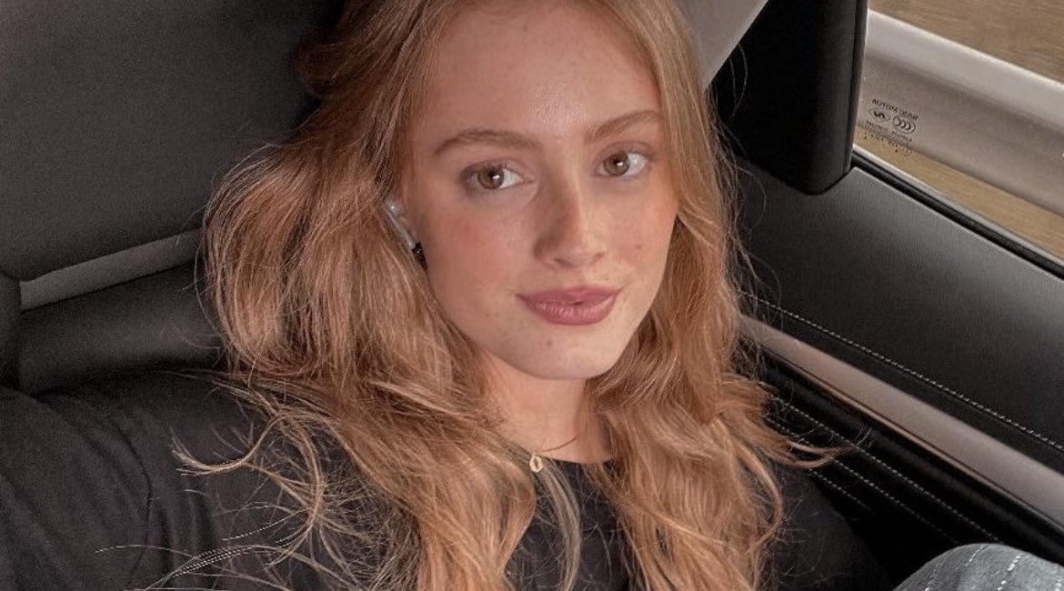 arenism0's tweet image. 🍂 ; au crisvia — “𝒍𝒂𝒄𝒚”

donde c lo acaba de dejar con su pareja después de una relación bastante larga y ahora quiere disfrutar de la vida

o donde o lleva algo más de un año perdidamente enamorada de una de sus mejores amigas en secreto e inevitablemente termina explotando