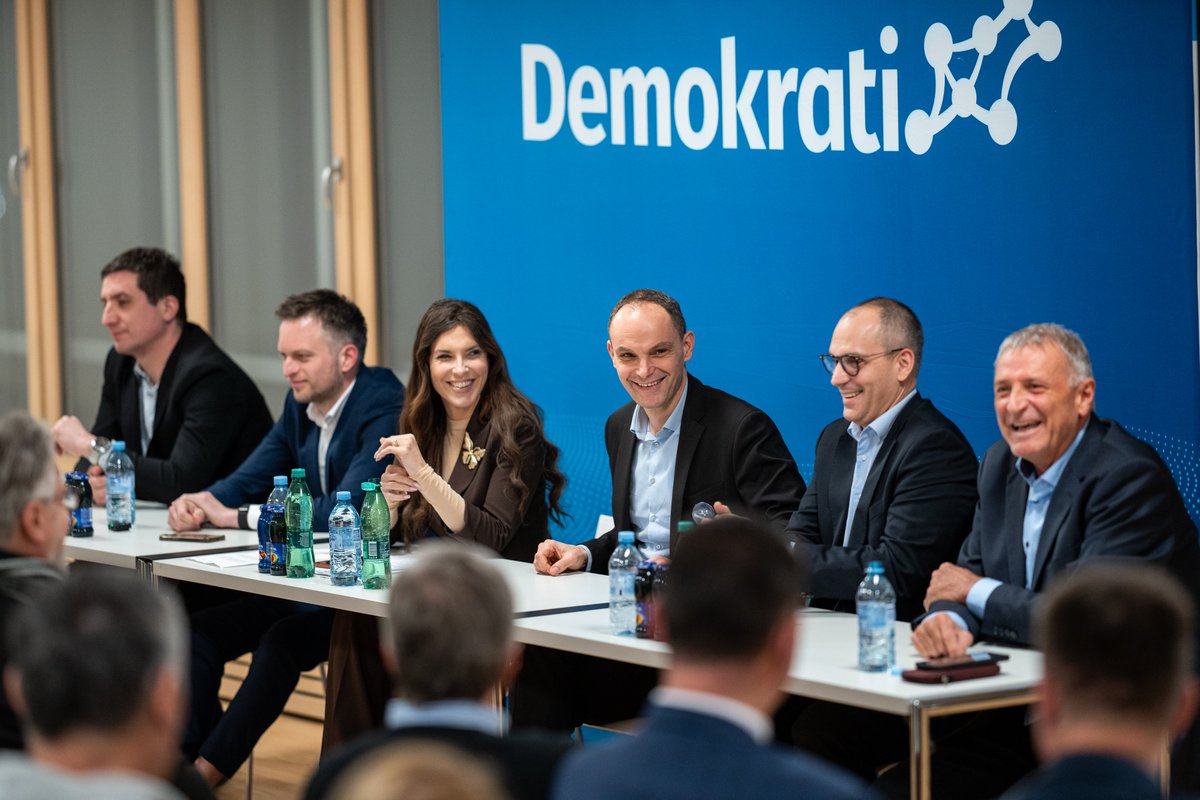 DemokratiSLO's tweet photo. ✅ Zaključili smo obisk Gorenjske regije.

👏👏 Danes se je na Bledu zbralo veliko ljudi, ki si želijo, da politika stopi skupaj in začne reševati nakopičene težave. Z ekipo smo jim predstavili konkretne rešitve.

In tako gremo naprej. Obiskali bomo vse regije, večkrat. Šli bomo po celi Sloveniji ljudem predstavljati PROGRAM. Ker na tem mora temeljiti politika. Ne na delitvah in sovraštvu, ampak na delu za skupno dobro.

#ObstajaIzbira @EvaIrglL @AnzeLog