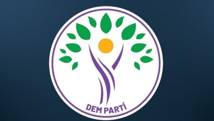 diyarname1's tweet photo. #DeqeyaDawî
#Flas
#Lezgin

DEM PARTÎ civîna xwe li Nisêbînê li ser sînor saz dike

https://t.co/MH1DldPHNh https://t.co/CKELF1x0d6