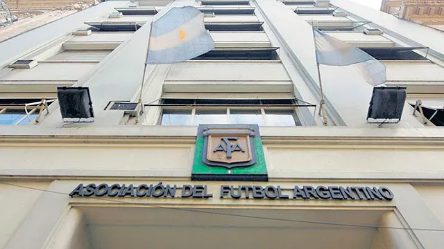 GloboToque's tweet photo. Se extiende una semana el cierre del libro de pases. Iba a ser mañana y, luego de que varios clubes solicitaran una prórroga para finalizar las negociaciones de refuerzos, @afa decidió que sea el martes 27 a las 20 hs.
#Huracán https://t.co/R4cg2QuYVY