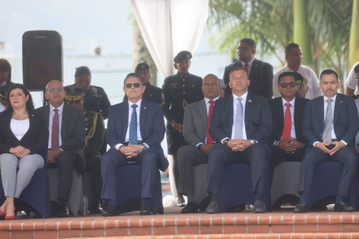 policiadepanama's tweet photo. En presencia del Procurador General de la Nación, Luis Carlos Gómez Rudy, el ministro de Seguridad Pública, @frankabregom, nuestro DG @JFernandezRDG, directores de los demás estamentos e invitados, se realizó la ceremonia de graduación de 79 nuevos subtenientes de la #ESOPOL. https://t.co/nmWHWytNCV