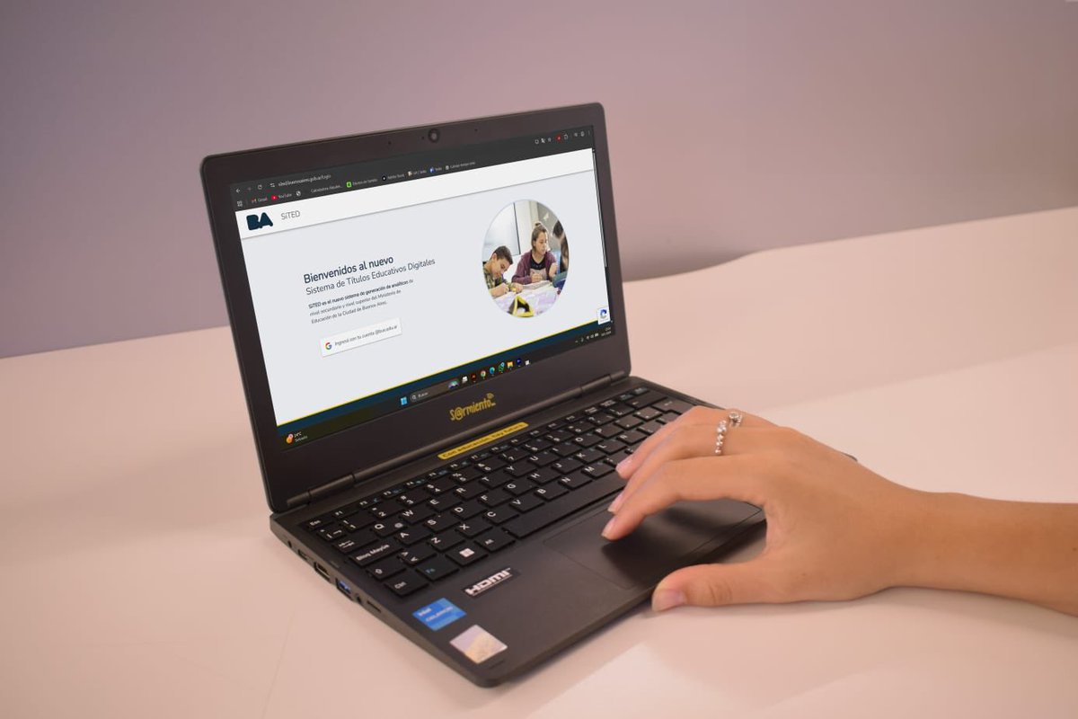 Finalizado el ciclo lectivo 2025, ya se están emitiendo títulos secundarios digitales en la Ciudad.

Por primera vez, los egresados de escuelas de gestión estatal pueden acceder a su título de manera más rápida, segura y sin trámites presenciales, apenas terminan la secundaria.