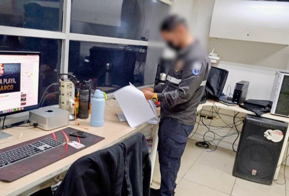 FiscaliaEcuador's tweet image. #ATENCIÓN | #Guayas: como parte de una investigación por presunto #LavadoDeActivos, #FiscalíaEc lideró, en #Guayaquil, el allanamiento a una empresa dedicada a actividades de comunicación, publicidad, entre otras.