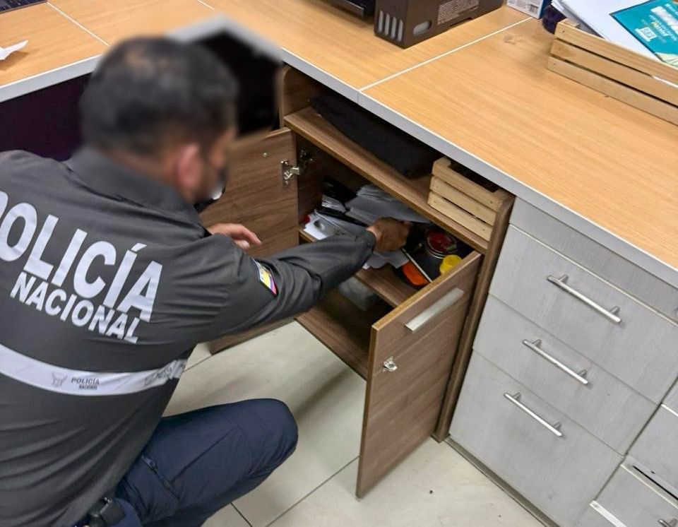 FiscaliaEcuador's tweet image. #ATENCIÓN | #Guayas: como parte de una investigación por presunto #LavadoDeActivos, #FiscalíaEc lideró, en #Guayaquil, el allanamiento a una empresa dedicada a actividades de comunicación, publicidad, entre otras.