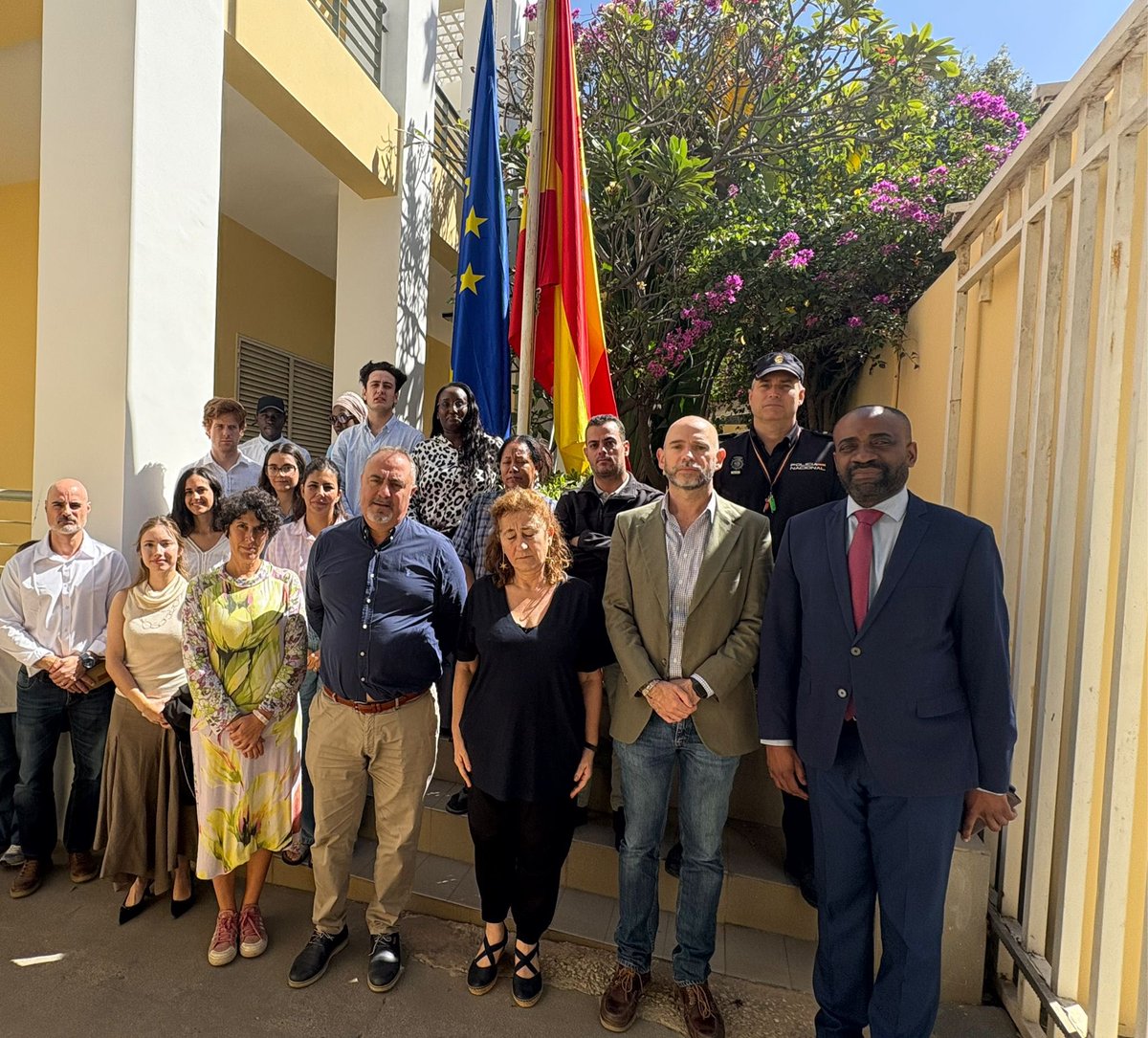 Desde la <a href="/EmbEspSenegal/">Embajada de España en Senegal</a> expresamos nuestras más sentidas condolencias a las familias y seres queridos de las víctimas del trágico accidente ocurrido ayer en Adamuz. Hoy hemos guardado un minuto de silencio en su memoria. Nuestro apoyo en estos momentos de profundo dolor. 🇪🇸🖤