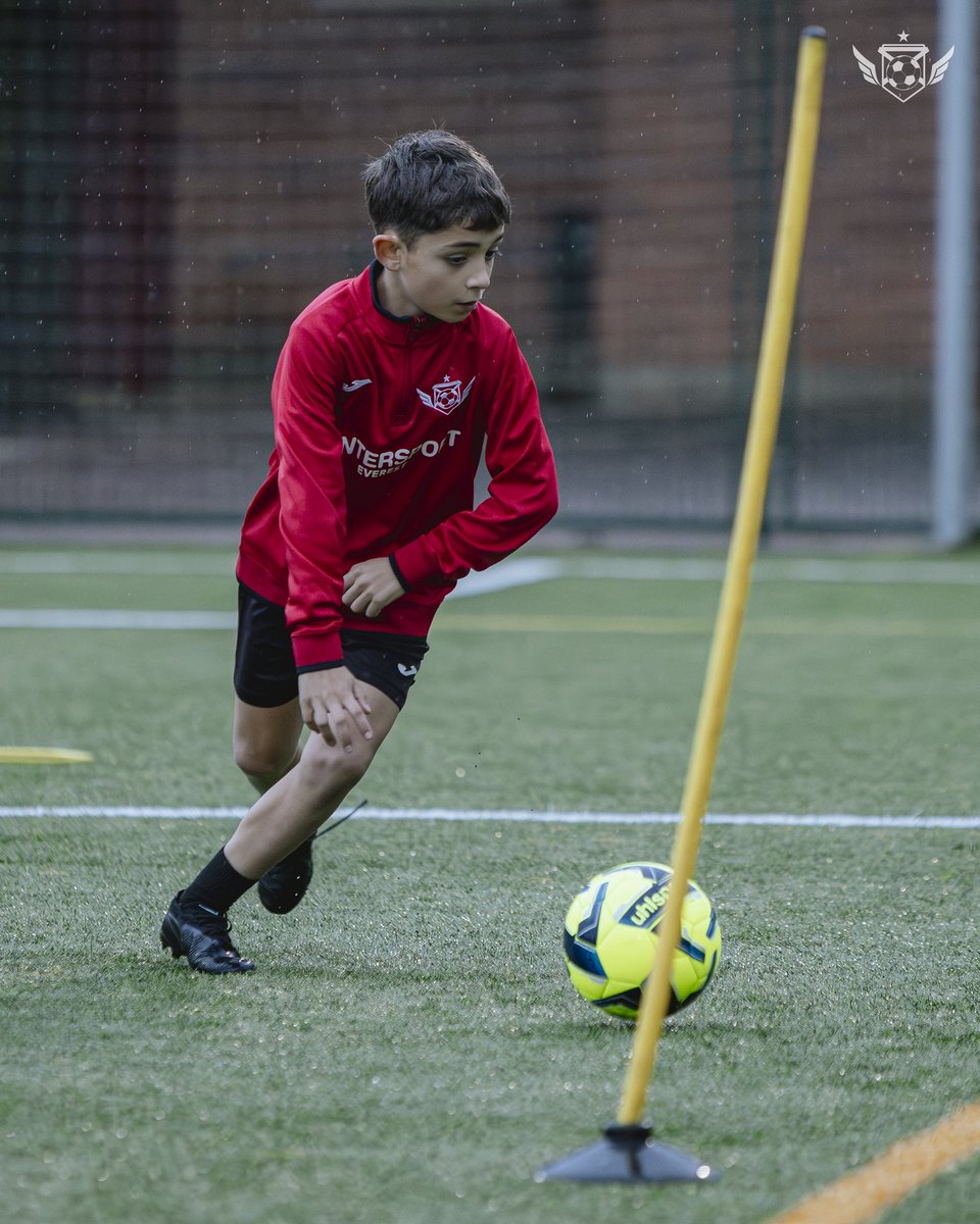 AcademyTF_'s tweet photo. 𝗟𝗔 𝗣𝗟𝗨𝗝𝗔 𝗡𝗢 𝗘𝗡𝗦 𝗔𝗧𝗨𝗥𝗔 🌧️⚽️

Ahir vam seguir amb els entrenaments individuals amb la mateixa intensitat de sempre. Treball, constància i ganes de millorar 💪

📲 Més informació i inscripcions a la web ✅

#HaveFunDreamBig https://t.co/HTEm4fYUCR