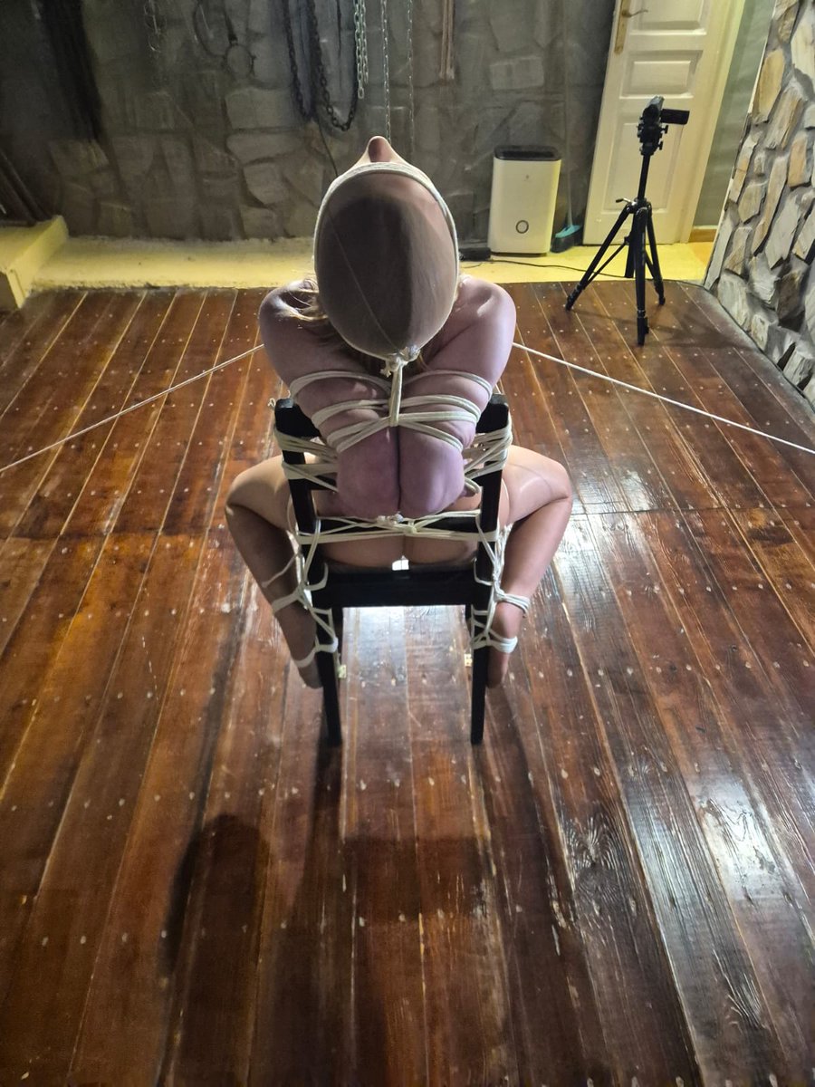 tboLilith's tweet photo. Elbows together, thighs apart 🔥🔥 https://t.co/gWHw0WJHbR