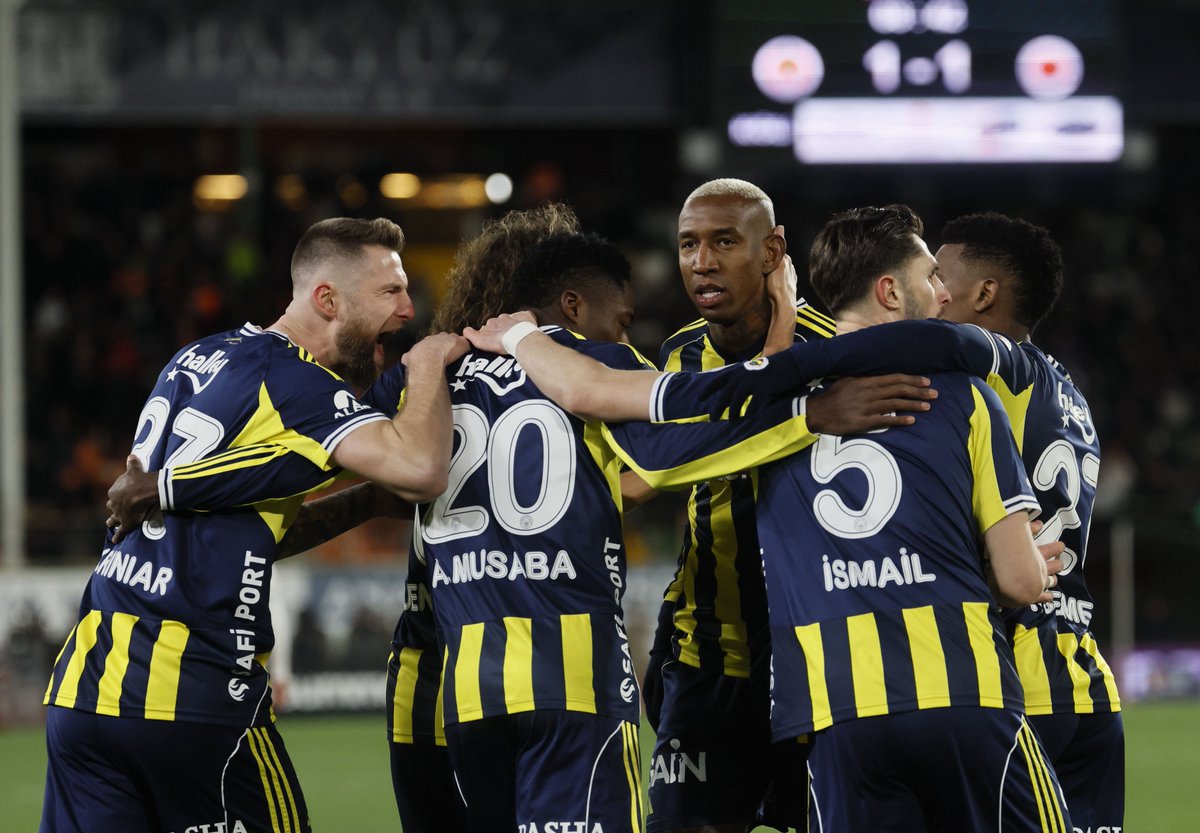 Abdülkerim Durmaz: “Maç oynanırken habire tweet atan Fenerbahçeli yorumcular artık beni rahatsız etmeye başladı. Az da olsa bu insanlar özellikle genç kesimi etkiliyor. Bu Lig'de oynayabileceğin en zorlu anadolu deplasmanlarından birinde ne oldu da 45. dakika feryat figan tweet