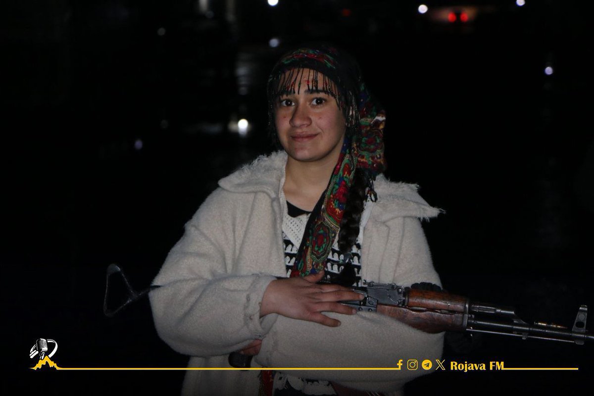 omar_alharir's tweet photo. 🚨 Breaking

Images document the terrorist PKK militias randomly distributing weapons to Kurdish civilians in the city of Al-Hasakah, which is extremely dangerous.
They are attempting to drag Kurdish residents in Al-Hasakah into a confrontation against the Syrian state, despite the fact that an understanding agreement was reached under U.S. sponsorship.

Nevertheless, the militias continue to push toward war and deliberately endanger Kurdish civilians in Al-Hasakah, especially after they destabilized the region by releasing ISIS prisoners in Al-Shaddadi in an attempt to sabotage the agreement.

#Syria #PKK #SDF
#SDFReleaseIS #IS #ISIS