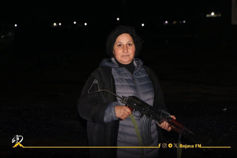 🚨 Breaking

Images document the terrorist PKK militias randomly distributing weapons to Kurdish civilians in the city of Al-Hasakah, which is extremely dangerous.
They are attempting to drag Kurdish residents in Al-Hasakah into a confrontation against the Syrian state, despite