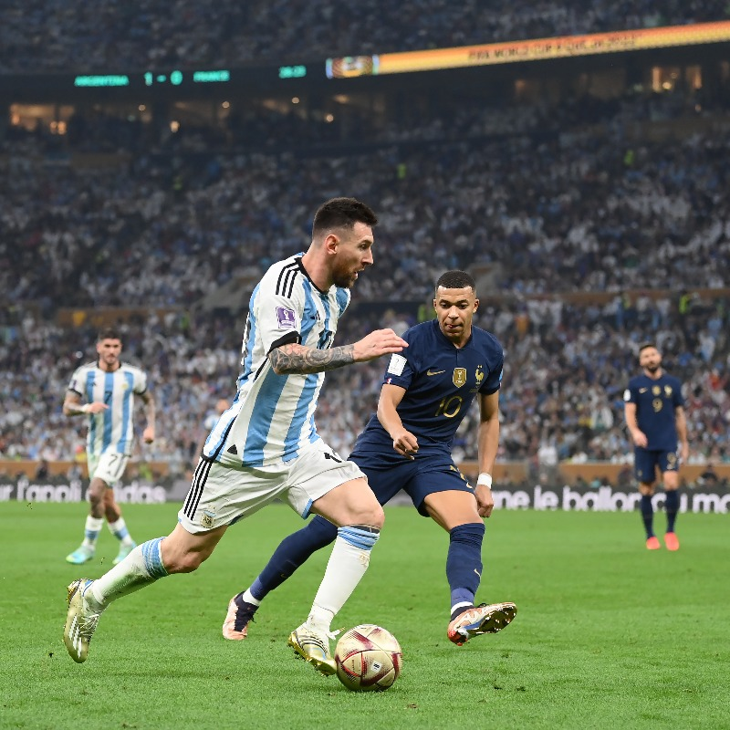 ArgenRanks's tweet image. ⚽️ Estas son las 10 finales más importantes de la historia del fútbol: 

1. 🇦🇷 Argentina 3-3 🇫🇷 Francia (4-2 penales) - Mundial 2022
2. 🏴󠁧󠁢󠁥󠁮󠁧󠁿 Liverpool 3-3 🇮🇹 Milan (3-2 penales) - Champions League 2005
3. 🇧🇷 Brasil 1-2 🇺🇾 Uruguay - Mundial 1950
4. 🇦🇷 River Plate 3-1 🇦🇷 Boca Juniors…