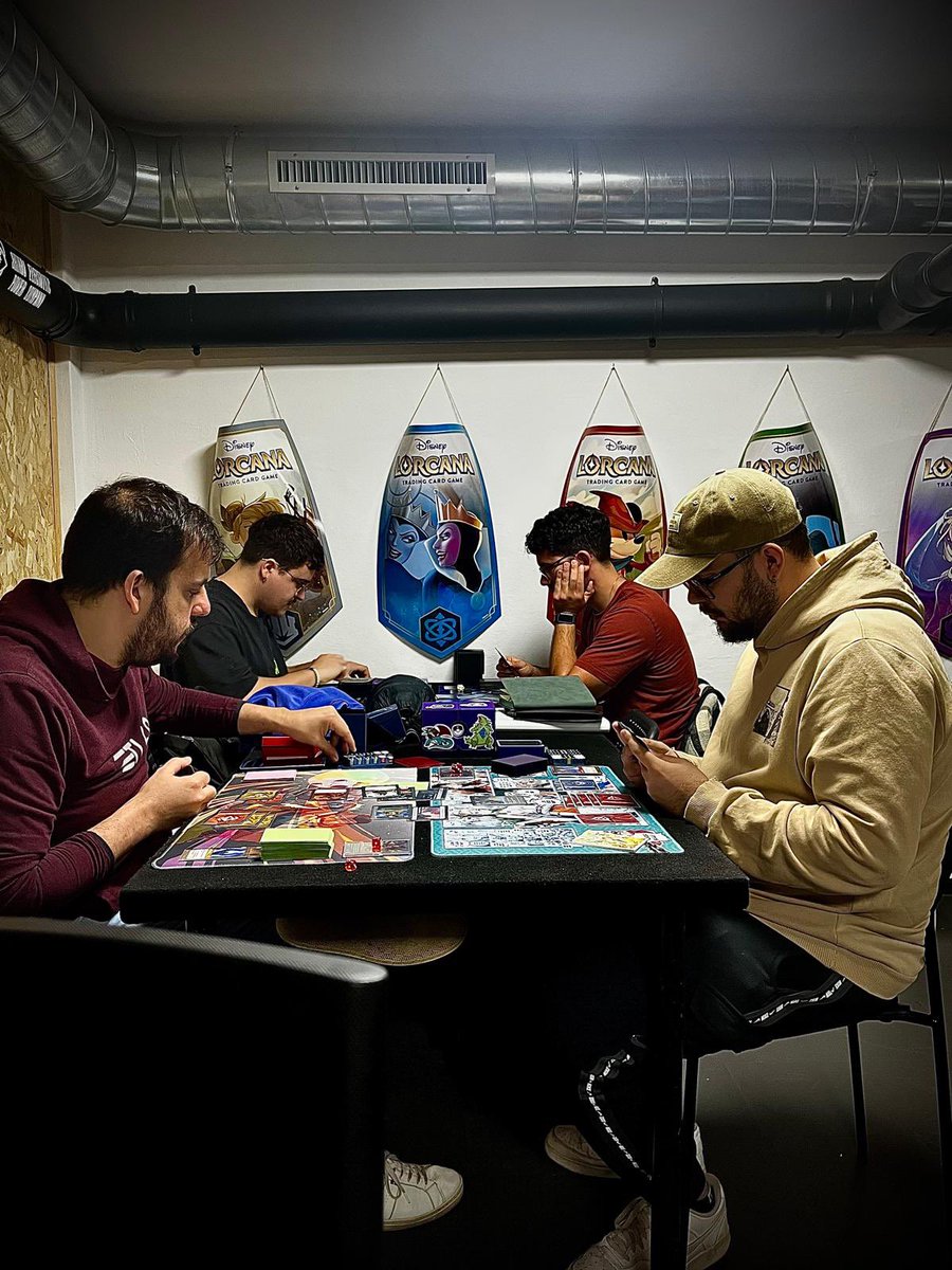 Nuestros Remolinos participaron en el último Skirmish realizado por @cañoncosmostore, donde <a href="/Ivancdt7/">🎄🐰DZP Shyvan🐰🎄</a> y <a href="/RodriMJ_PTCG_/">IRL rodri</a> casi consiguen colarse en el top con un 3-2 y <a href="/aleerguez_/">IRL yuki</a> con un 2-3 se quedó sin opciones de luchar por entrar.

Nos vemos en el siguiente! 

#IRL 🌪️⚡️