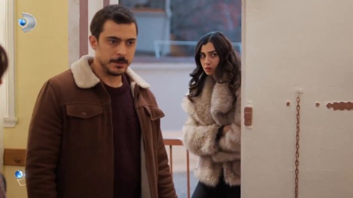 annalisekeatinq's tweet image. mustafa: "we have a guest."

ebru: "oh no."

no wayyyyy 😂
he really brought azra to come and live with them after everything that has happened...😭

sorry but mustafa is kinda delusional to think they would accept that...look at their faces!! 😂

#GüllerveGünahlar