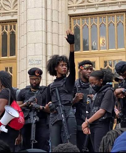 PabloIglesias's tweet image. 🙋🏿‍♀️ Panteras Negras, cuando la autodefensa fue también un comedor social y por qué reaparecen hoy frente al ICE

Abrimos 🧵 con @IamRGR1 👇🏻