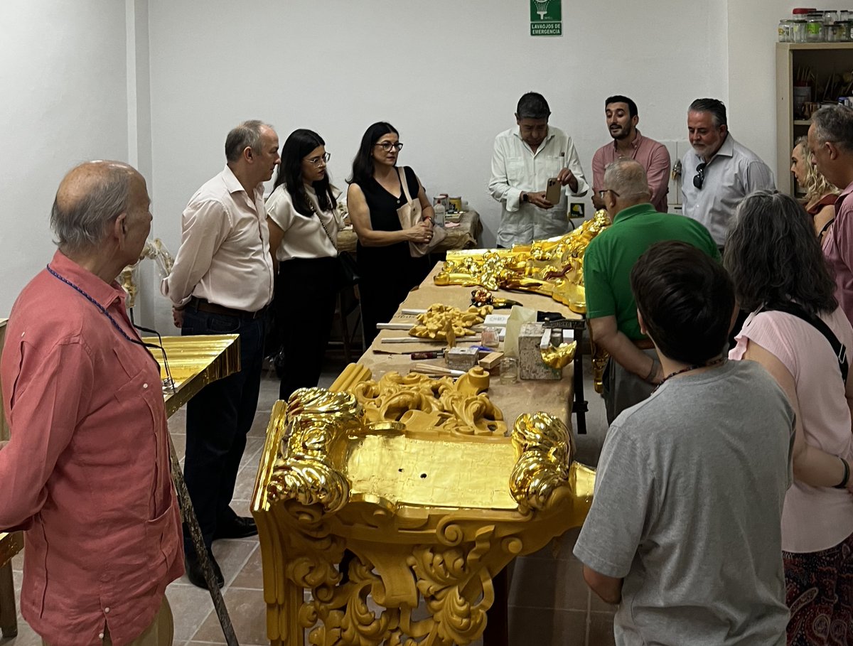 VIDA DE HERMANDAD | Compartimos este momento tan especial de la visita al taller de Enrique Castellanos el pasado octubre, en pleno proceso de restauración de los respiraderos delanteros del paso.
Un encuentro íntimo entre hermanos y patrimonio, lleno de mimo y profesionalidad.