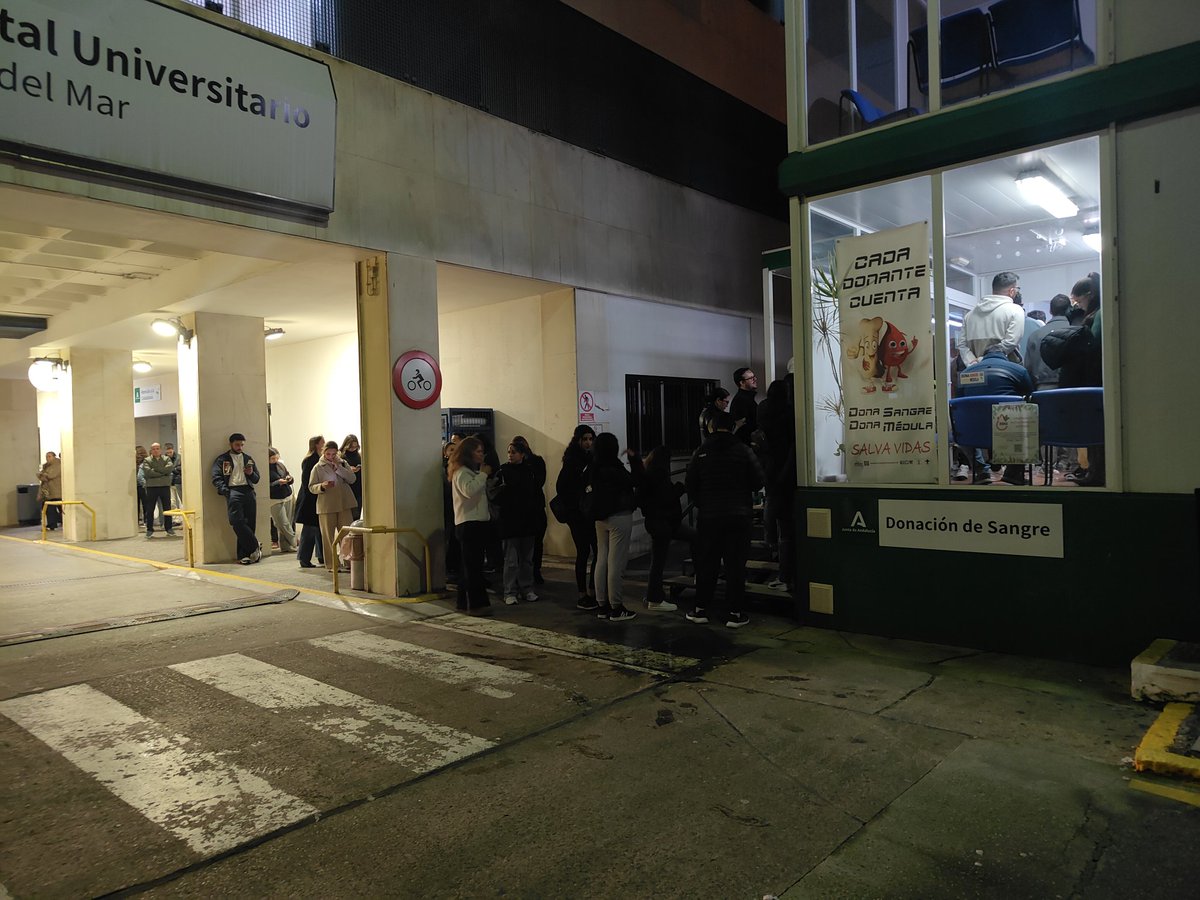 En Cádiz, no sólo se hacen colas por el carnaval. Cola para donar sangre tras el llamamiento por el trágico accidente de Adamuz.