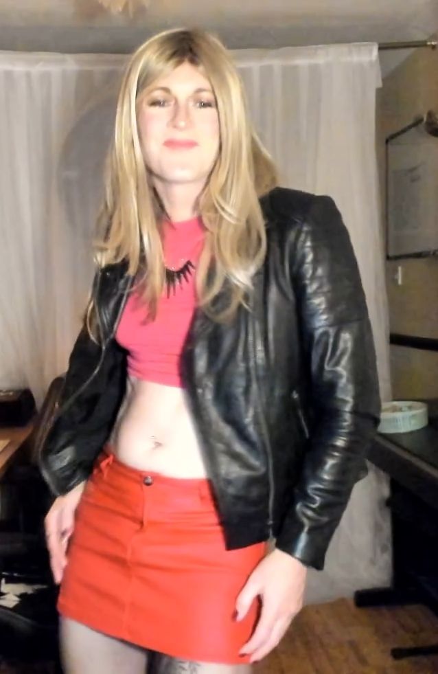 I always get nervious before perfoming online but I did get to wear my new leather jacket. I wonder how long it stayed on for? xx #transgoddess #femalehormones #trans