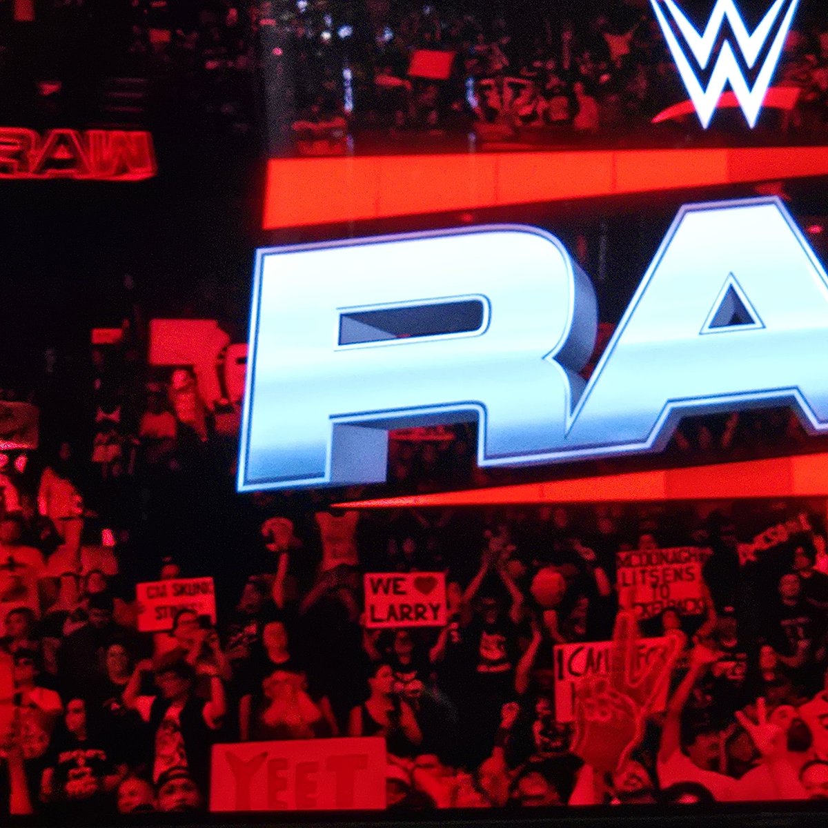 notmakefriends's tweet image. Still crazy to me everytime I see our "We ❤️ Larry" sign on the countdown to raw.  Larry forever! 

@WWE #wweraw #larry