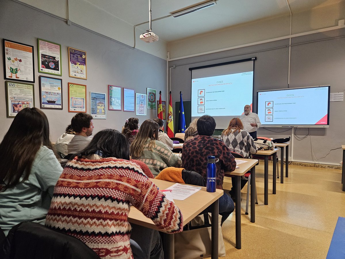 Curso "Primeros auxilios en el entorno escolar", en colaboración con <a href="/CruzRojaBurgos/">Cruz Roja en Burgos</a> 

Nuestro profesorado formándose para actuar en caso de accidentes y emergencias. 

#formaciónCyL