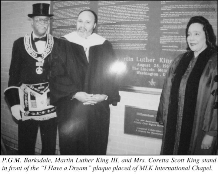 vault_history's tweet image. Martin Luther King III, human rights activist and philanthropist, second child and eldest son of civil rights leaders Martin Luther King Jr. and Coretta Scott King, next to the Prince Hall Freemason "I Have a Dream" plaque.

#MLKDay #Freemasonry #Marxism