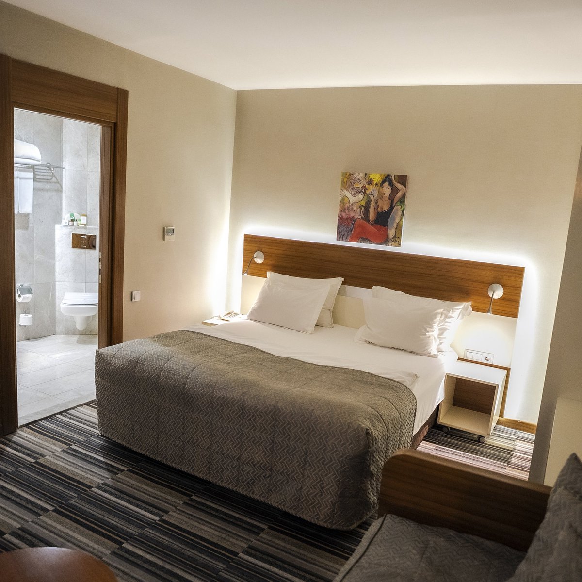 A calm retreat in the heart of the city.

Thoughtfully designed interiors, warm lighting, and a quiet sense of comfort come together to help guests unwind after a long day. Ideal for both business and leisure stays.

mimiankara.com