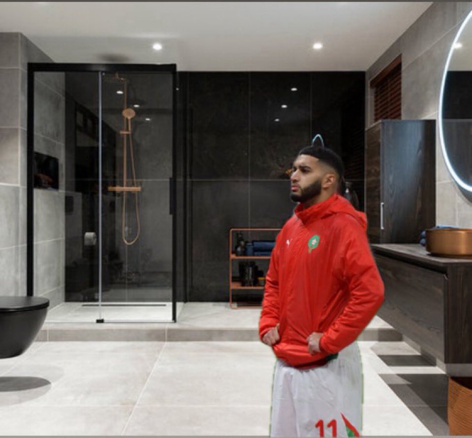 Nueve596's tweet image. J’viens a peine de rentrer dans ma salle de bain pour me laver et scène assez surréaliste, je vois Saibari qui cherche à partir avec ma serviette. Comment faire ?