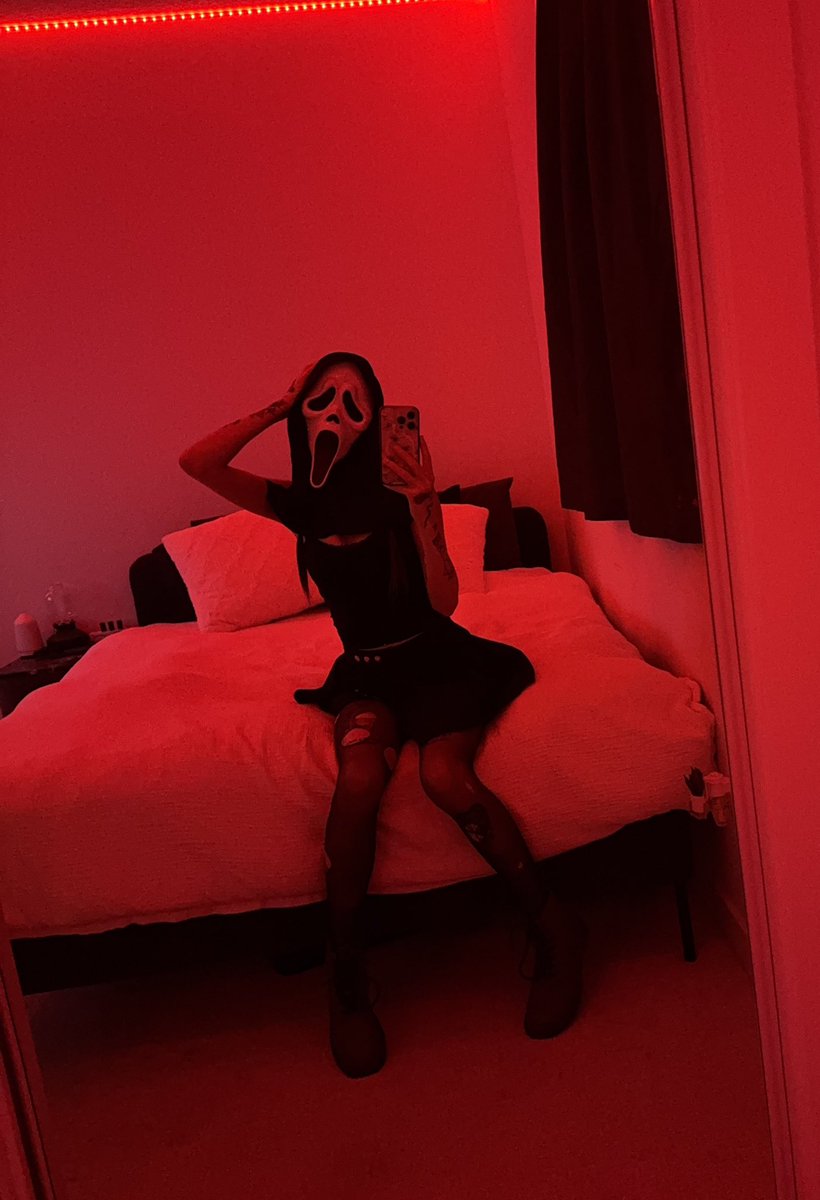 GoddessRae14's tweet photo. Masked women

Alt girl 
OF
Emo
Petite
Innocent https://t.co/63Sf4to4Zm
