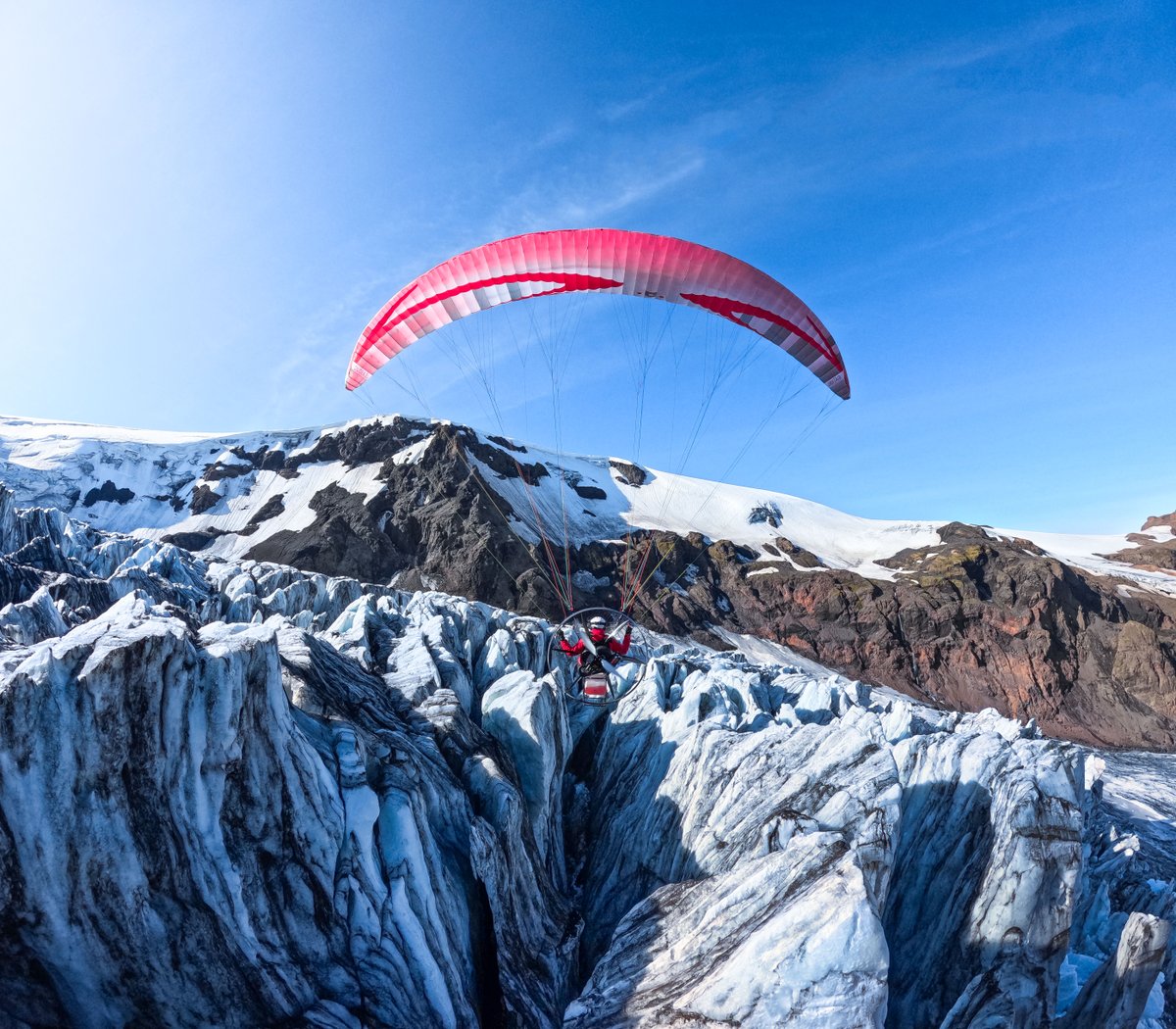 GoPro's tweet image. Photo of the Day: Take the scenic route, like Rob Condella 👀 This creative #GoProHERO13 Black follow-cam earned him a $100 Award 🏆

🛒 Did you know HERO13 Black is $110 off on GoPro.com right now? 👀

#GoPro #Paramotor #Glacier #Iceland