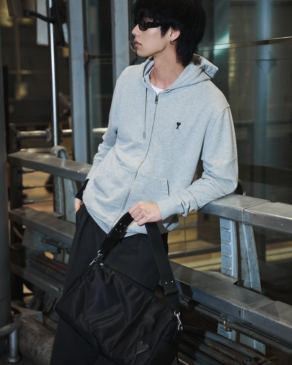 SECRET_Styled's tweet image. #AmiParis #AmiFW26 
#AmiParisxBRIGHT 
#bbrightvc

Airport look สุดคูลของ "ไบร์ท วชิรวิชญ์" ก่อนเตรียมตัวออกเดินทางบินลัดฟ้า เพื่อเข้าร่วมชมแฟชั่นโชว์คอลเล็กชั่นใหม่ Fall-Winter 2026 ของ #AmiParis ที่จะจัดขึ้นในวันที่ 22 ม.ค. เวลา 02.00 น. (ตามเวลาประเทศไทย) กับโททัลลุคสบาย ๆ…