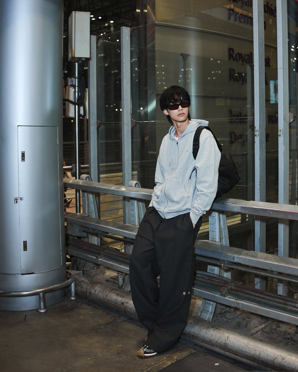 SECRET_Styled's tweet image. #AmiParis #AmiFW26 
#AmiParisxBRIGHT 
#bbrightvc

Airport look สุดคูลของ "ไบร์ท วชิรวิชญ์" ก่อนเตรียมตัวออกเดินทางบินลัดฟ้า เพื่อเข้าร่วมชมแฟชั่นโชว์คอลเล็กชั่นใหม่ Fall-Winter 2026 ของ #AmiParis ที่จะจัดขึ้นในวันที่ 22 ม.ค. เวลา 02.00 น. (ตามเวลาประเทศไทย) กับโททัลลุคสบาย ๆ…