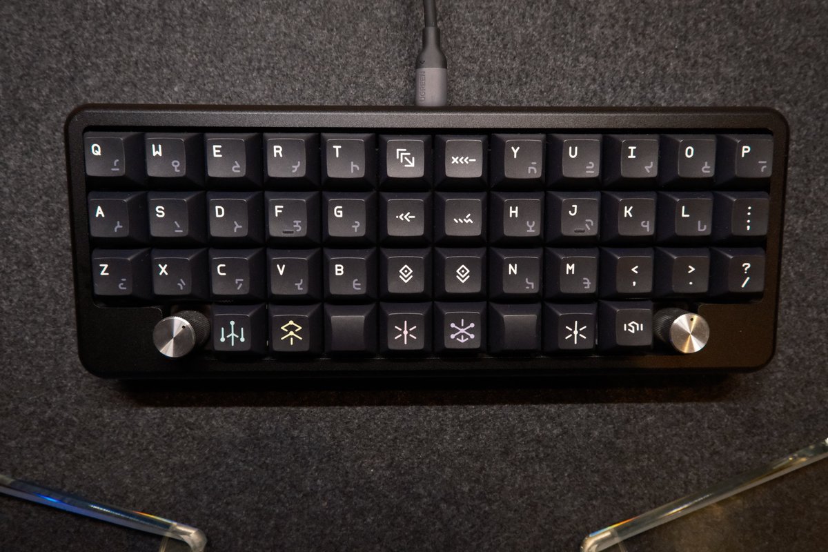 Hottyhottea's tweet photo. Keyboard:Trident44
Switch:Chosfox Masro Ragna
Keycap:Keyreative KAM ASTHA Gravity Custom
Wristrest:おやすみ

40％オーソリニアでスタート。トラックボールはエレコムHUGE PLUS。
Mokulate使っていたらハイプロオーソリニアが欲しくなってコレ。
今、トライデントアルミケースは売っていないみたいですね。
好きすぎてこのケース、3つくらい買いました。
ケースすらも作っている猫さん、すごい。
そして諸々セーフティなキーボードの作り方を調べていたけども急に頓挫して消沈しています。
現実は厳しい。
#本日のセットアップ