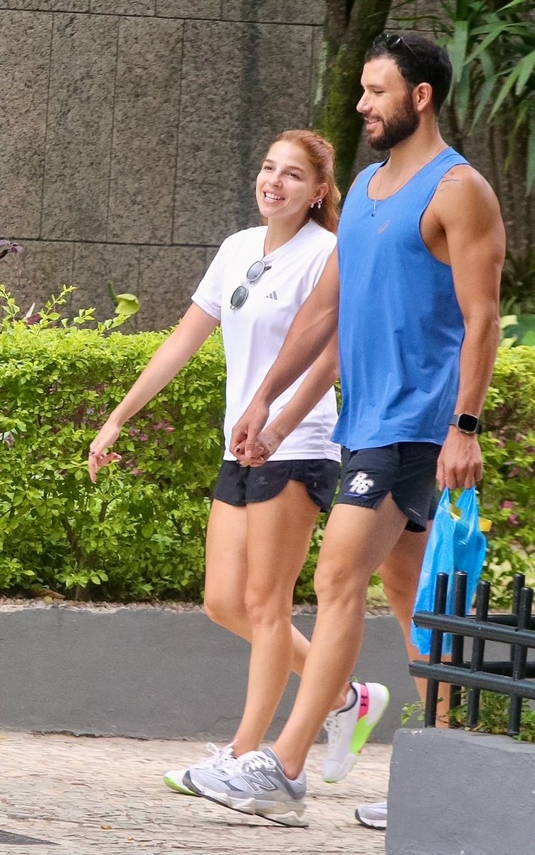 quem's tweet image. Se na em #TrêsGraças Juquinha está apaixonada por Lorena, na vida real Gabi Medvedovsky está apaixonada também. A vida dela é amar!

LOQUINHAS, ela tá feliz 🥹