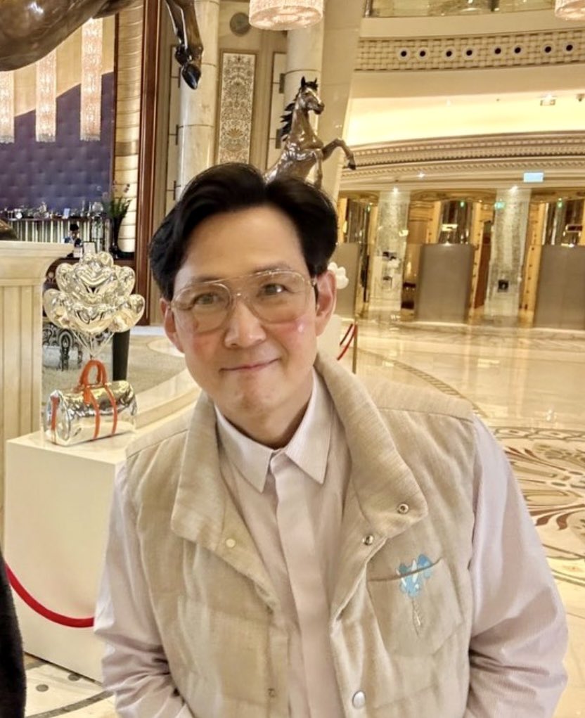 brothel_master's tweet photo. finally!!! JJ in glasses https://t.co/nIVByKQfvl