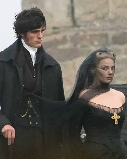 Indie5051's tweet image. Margot Robbie dijo que Jacob Elordi casi le hizo temblar las piernas en una escena de ‘Cumbres Borrascosas’ (2026)

Robbie describió una escena en la que Elordi, haciendo gala de una gran fuerza, levanta a su personaje bajo la lluvia utilizando un solo brazo, mientras usa el otro…