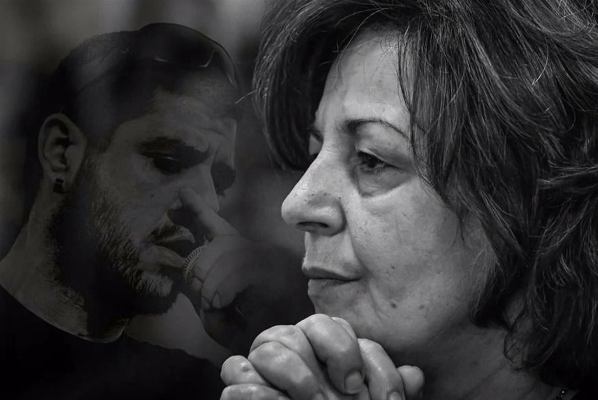 GTrapeziotis's tweet photo. Κι όπως λέει ο στίχος, «η υψωμένη σας γροθιά θα μας αγγίζει πάντα, είστε μια μάνα πρότυπο για ´μας κυρία Μάγδα». https://t.co/QEZdA6NhN3