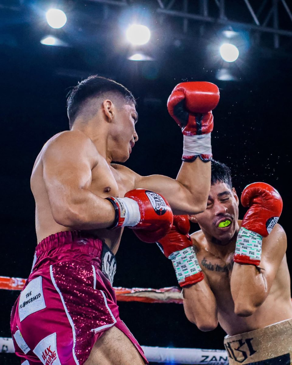 ¡Russel Acosta saca fuego en el ring! 🔥🥊

El yucateco brilló en la función de este fin de semana venciendo en el último asalto con un nocaut técnico. También vencieron los yucatecos Daniel “Zurdo” Garrido, Aquiles Talavera, en su debut, Cristian Cab y Jhonatan Vera.