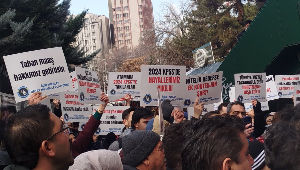 Öğretmenlerin içinde bulundukları durumu sadece izah eden değil değiştirmeye aday bir birliğin içinde yer alması gerekiyor. Kaygıları ya da politik sınırları anlayabiliyoruz fakat fark ettirmek yetmiyor. Bu anlamlı adımın devamı tekrar etmenin ötesine geçmeli. + <a href="/ogretmenleromp/">Öğretmenler Ortak Mücadele Platformu</a>