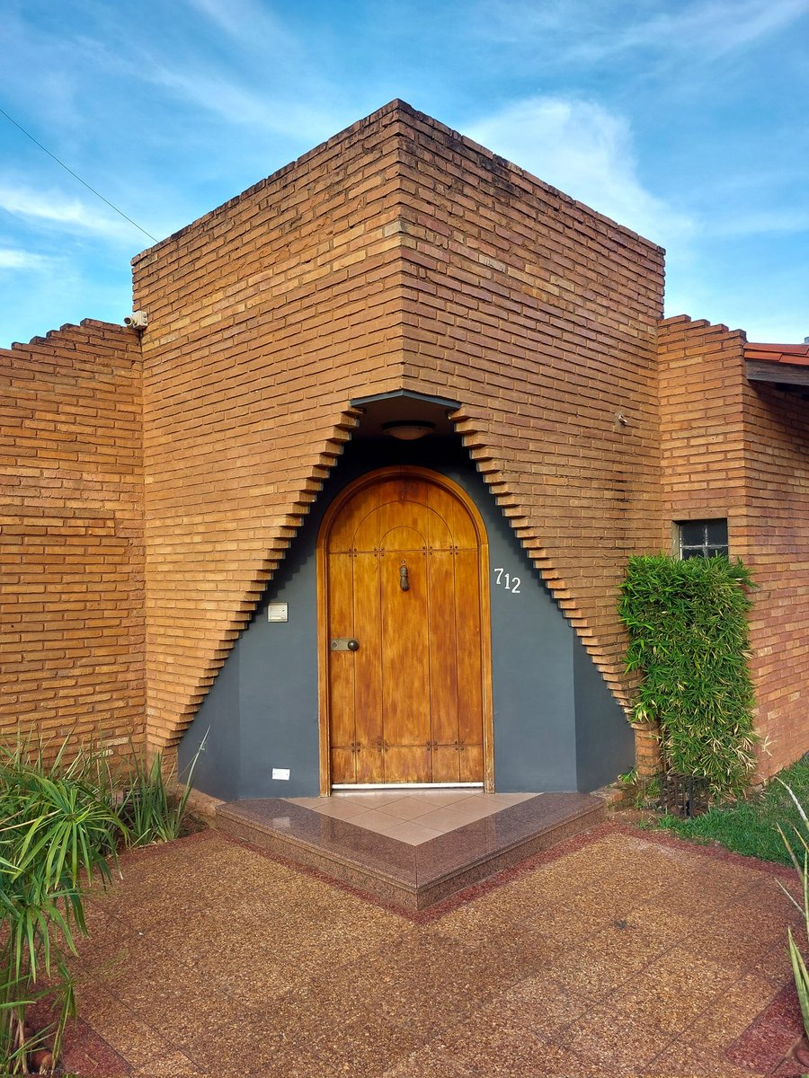 hyperFEDEX's tweet photo. La puerta de esta casa en Asunción 😍 https://t.co/sUTQgADdYT