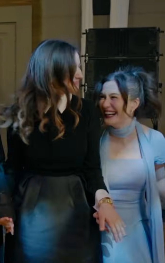 kubmulti's tweet image. Akçaya bile NORMAL bir elbise giydirilmiş renkli falan,  herkesin elbisesi çok güzel (özellikle ilveninkine bayıldım) ama eleniye giydirdiklerine bakın ağlıcam sinirden KNCJSNXNZNXNX
#tasacakbudeniz #orel