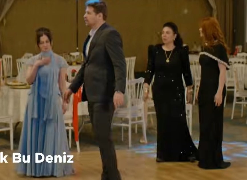 kubmulti's tweet image. Akçaya bile NORMAL bir elbise giydirilmiş renkli falan,  herkesin elbisesi çok güzel (özellikle ilveninkine bayıldım) ama eleniye giydirdiklerine bakın ağlıcam sinirden KNCJSNXNZNXNX
#tasacakbudeniz #orel