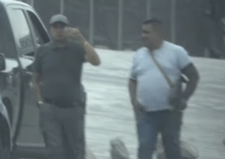 cuartodemillamx's tweet photo. Hola admin aquí para contarte lo que yo viví.

Hace unos meses me detuvieron esos mismos “policías” @FiscaliaEdomex  que están publicando, pues resulta que me bajé al #oxxo que está por la misma avenida de #tecamac en la gasolinería cerca de la fiscalía y estos llegaron y me abordaron en una silverado color gris (que por cierto esconden y vuelven a usar para sus delitos por lo menos cada mes).

Me llevaron sin motivo aparente y me ordenaron que desbloqueara mi teléfono, a lo que tuve que acceder ya que habían sacado navajas para decirme que él iba a  agredir y me dejarían tirado, exigieron la cantidad de 150 mil pesos que porque el coche que traía costaba eso y más, a lo que no accedí y comenzaron a intimidarme diciéndome que me iban a cuadrar tráfico de drogas robo de auto y demás delitos, total que entre eso pasaron unas 6 horas hasta que me llevaron al ministerio público donde me tuvieron 2 horas más esperando a que llevaran dinero mis familiares, mientras tanto revisaron mi teléfono todo el tiempo y me metí vieron incomunicado, al llegar mi familiar supe que les había dado 50 mil pesos para dejarme ir, me regresaron mis cosas, pero los he vuelto a ver 5 o 6 veces más con las mismas intenciones aunque ya no voy por los mismos sitios y tuve que cambiar de coche por la situación, ahora resulta que uno no puede transitar libremente en el auto que quiera porque está bola de delincuentes están puestos para quitarte lo mucho o poco que tienes.

Caractericticas de los sujetos:

1 moreno delgado con lentes cabello obscuro estatura mediana sin armas sólo trae la charola colgada al cuello.

2 moreno gordo de todas las extremidades con cabello corto viejo como de unos 45-50 años (conductor) armado con arma larga sin identificación.

3 moreno alto panzón cabello corto 35-40 años armado con arma larga sin identificación.

4 un güero gordo con barba chaparro vestido de chambelan con identificación colgada al cuello sin arma 30-37 años.

5 el jefe vestido con el uniforme de la fiscalía color gris, delgado cabello canoso con barba medio alto ya se ve como de 45-50 años, está se identifica como el jefe y los demás son sus terceros, es el único que trae arma corta, identificación y se identifica como el jefe y todos atienden sus órdenes.